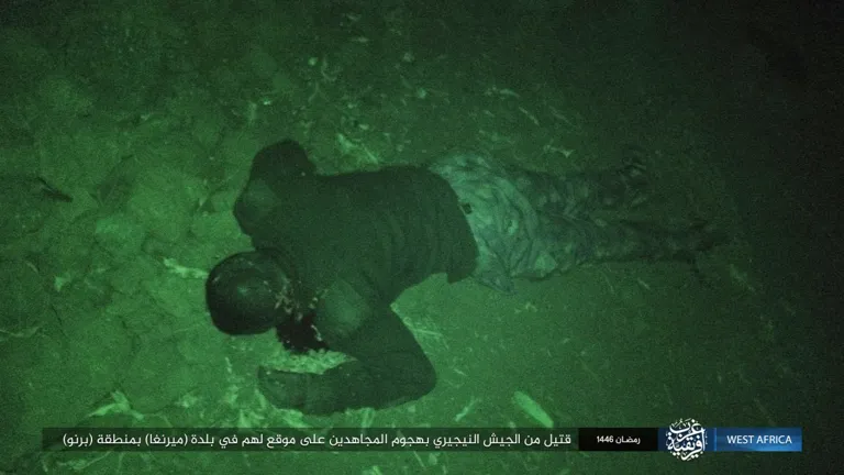 ولاية غرب إفريقية – صور: نتائج هجوم جنود الخلافة على موقع للجيش النيجيري المرتد في بلدة (ميرنغا) بمنطقة (برنو) شمالي نيجيريا