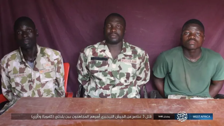 ولاية غرب إفريقية – صور: قتل 3 عناصر من الجيش النيجيري المرتد أسرهم جنود الخلافة بين بلدتي (كامويا) و(أزري) بمنطقة (يوبي) شمالي نيجيريا