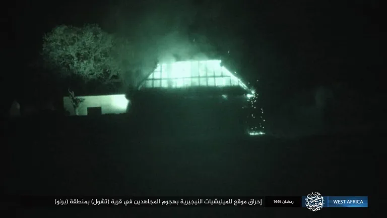 ولاية غرب إفريقية – صور: نتائج هجوم جنود الخلافة على موقع للميليشيات الموالية للجيش النيجيري في قرية (تشول) بمنطقة (برنو) شمالي نيجيريا