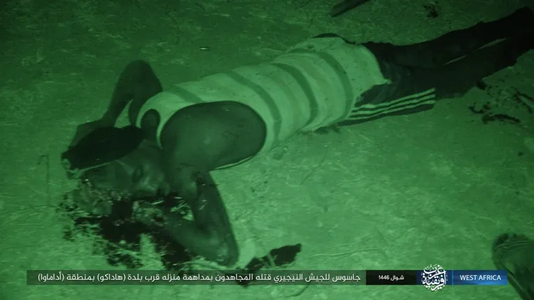 ولاية غرب إفريقية – صور: قتل جاسوس للجيش النيجيري المرتد بمداهمة منزله قرب بلدة (هاداكو) بمنطقة (أداماوا) شمالي نيجيريا ولاية غرب إفريقية – صور: قتل جاسوس للجيش النيجيري المرتد بمداهمة منزله قرب بلدة (هاداكو) بمنطقة (أداماوا) شمالي نيجيريا
