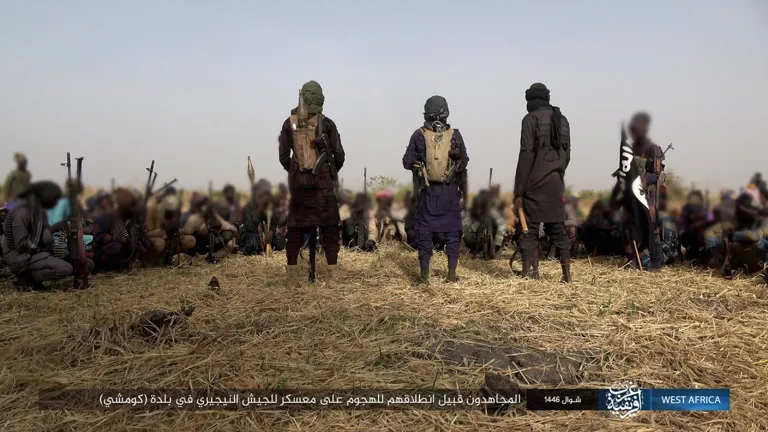 ولاية غرب إفريقية – صور: هجوم جنود الخلافة على معسكر للجيش النيجيري المرتد في بلدة (كومشي) بمنطقة (برنو) شمالي نيجيريا ولاية غرب إفريقية – صور: هجوم جنود الخلافة على معسكر للجيش النيجيري المرتد في بلدة (كومشي) بمنطقة (برنو) شمالي نيجيريا