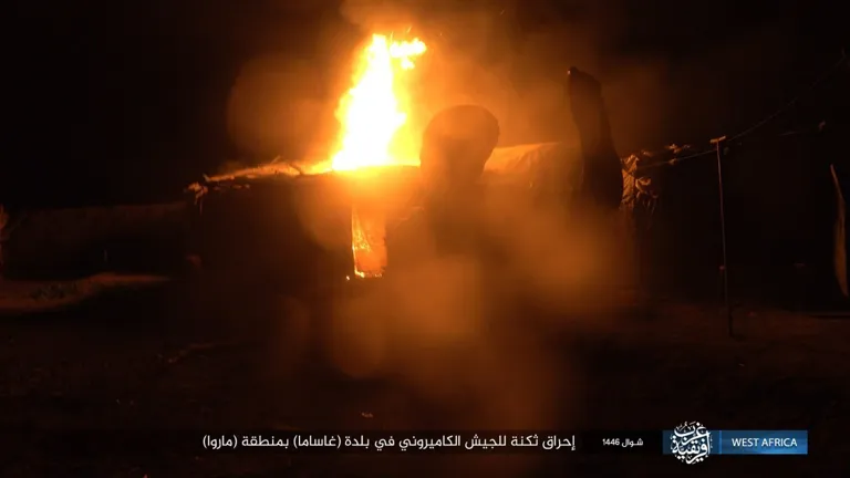 ولاية غرب إفريقية – صور: نتائج هجوم جنود الخلافة على ثكنة للجيش الكاميروني الكافر في بلدة (غاساما) بمنطقة (ماروا) شمالي الكاميرون ولاية غرب إفريقية – صور: نتائج هجوم جنود الخلافة على ثكنة للجيش الكاميروني الكافر في بلدة (غاساما) بمنطقة (ماروا) شمالي الكاميرون