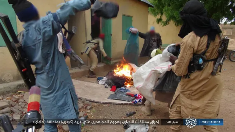 ولاية غرب إفريقية – صور: نتائج هجوم جنود الخلافة على قرية (كوبري) النصرانية بمنطقة (أداماوا) شمالي نيجيريا