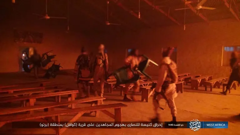 ولاية غرب إفريقية – صور: نتائج هجوم جنود الخلافة على قرية (كوافل) النصرانية بمنطقة (برنو) شمالي نيجيريا ولاية غرب إفريقية – صور: نتائج هجوم جنود الخلافة على قرية (كوافل) النصرانية بمنطقة (برنو) شمالي نيجيريا