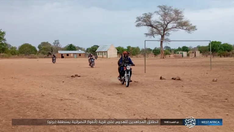 ولاية غرب إفريقية – صور: هجوم جنود الخلافة على قرية (أنغوا) النصرانية بمنطقة (برنو) شمالي نيجيريا